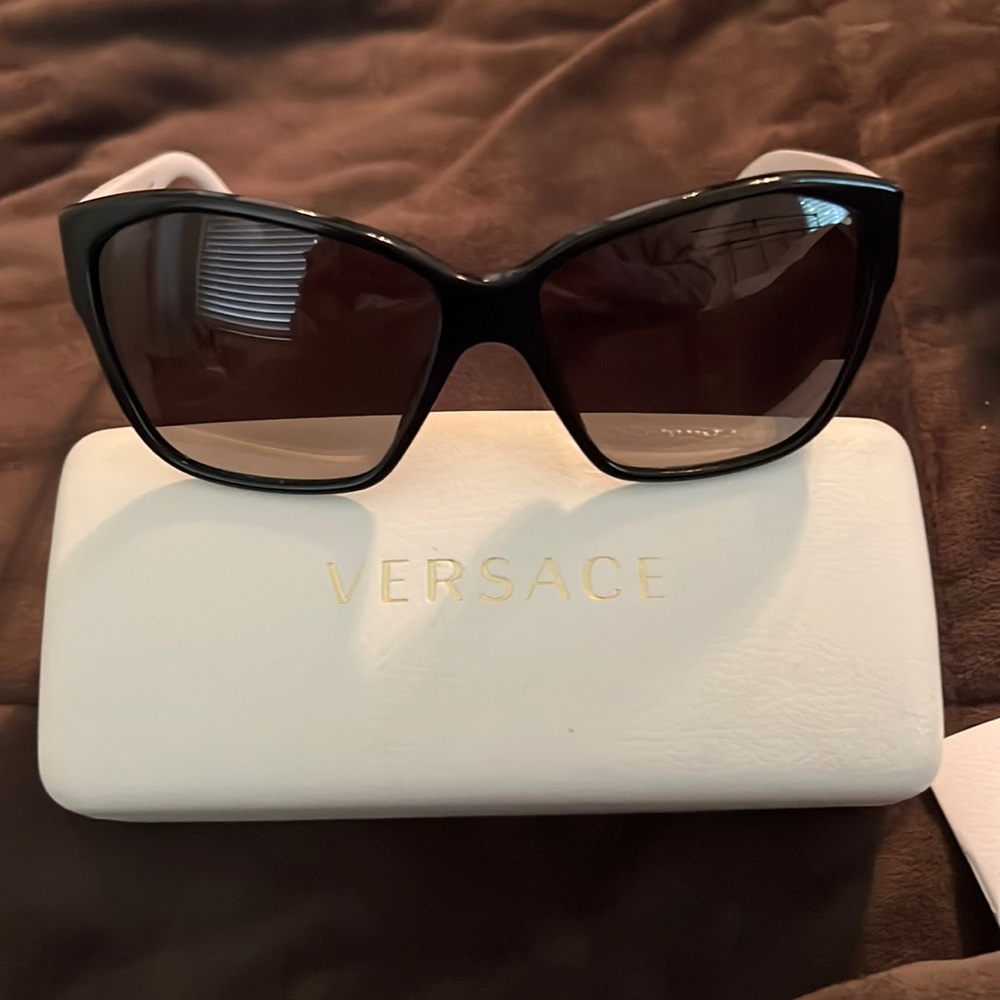 NWT Versace polarized sunglasses Luxotrica group New in box